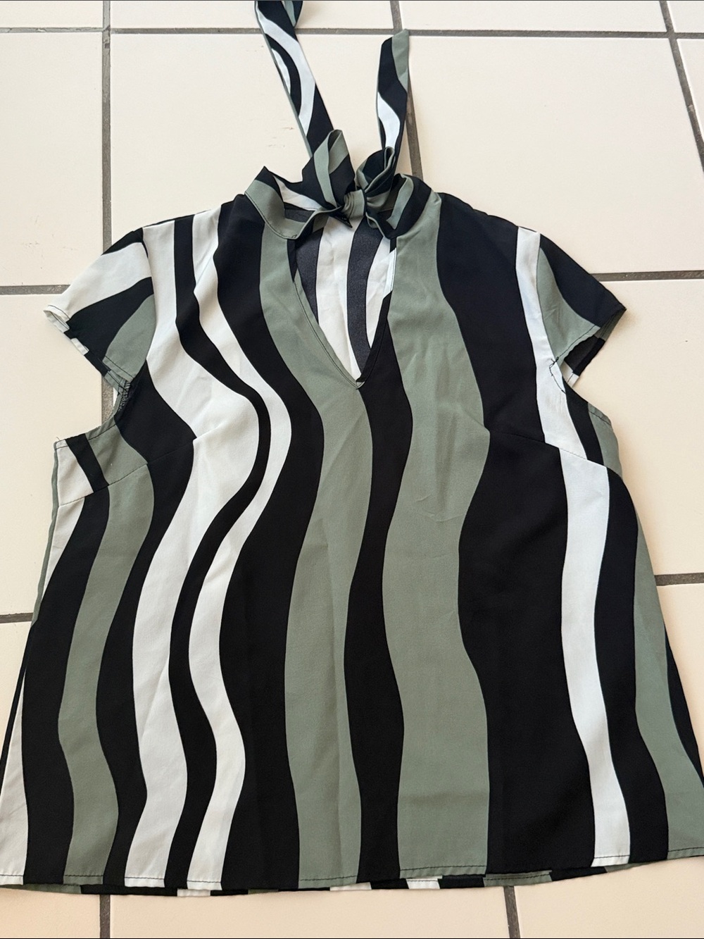 SHEIN Olive, Black & White Tie-Neck Wavy Stripe Camisole